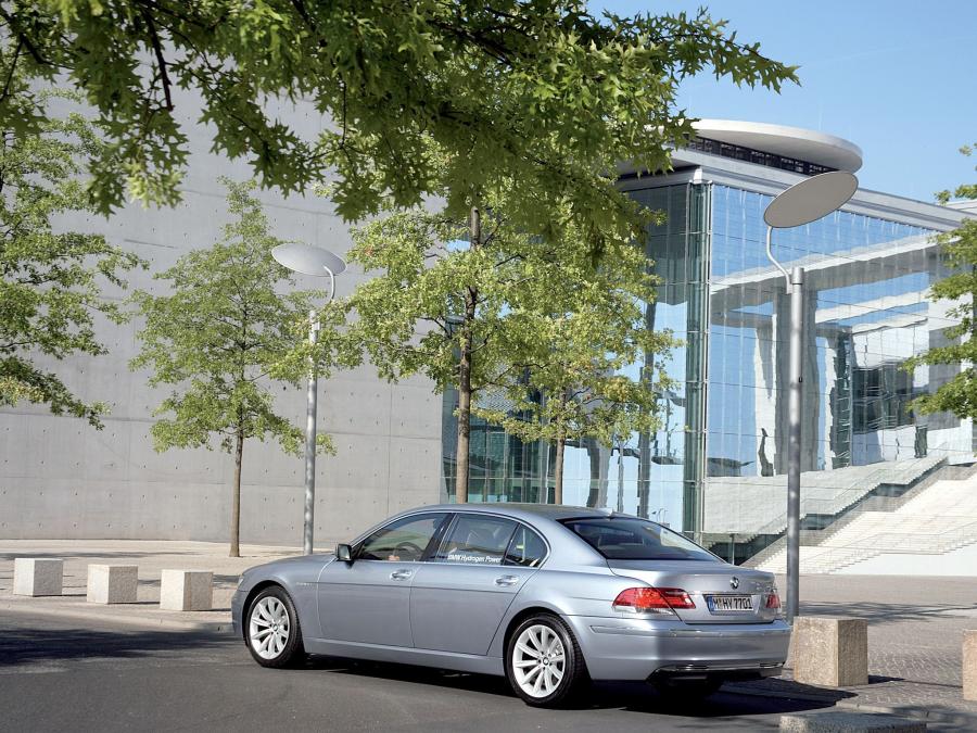  BMW Hydrogen 7 2007 года  (фото 9 из 16)